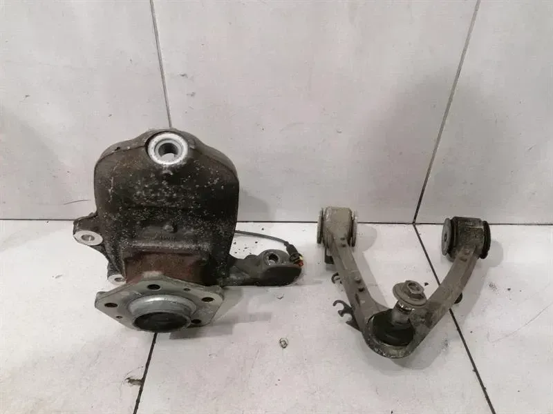 Maserati GranTurismo / GranCabrio Maserati Granturismo M145 Left Front Hub 980139894 Wheel Bearing Housing Front Left