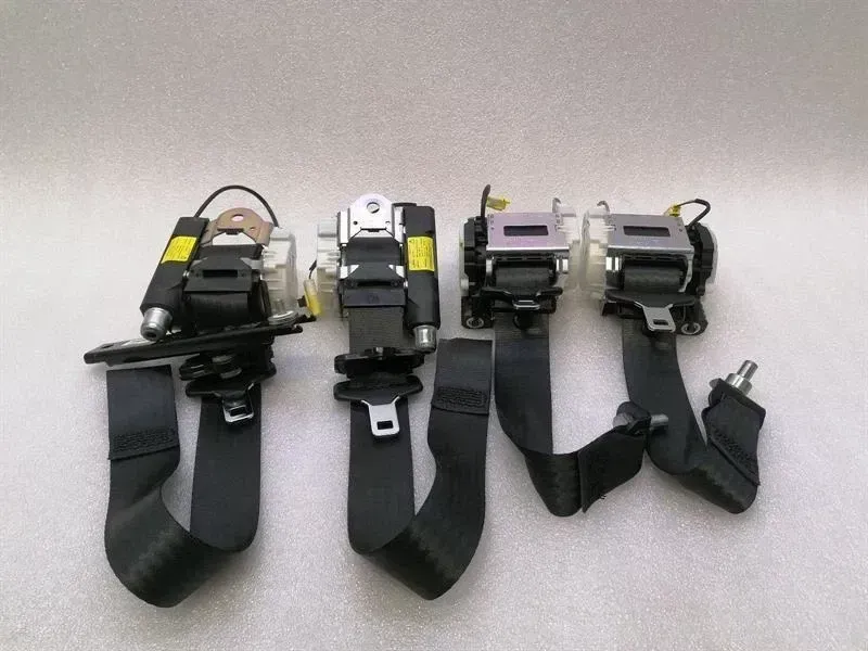 Maserati GranTurismo / GranCabrio Maserati Granturismo M145 seat belt set 800865900 set of 4 seat belt set