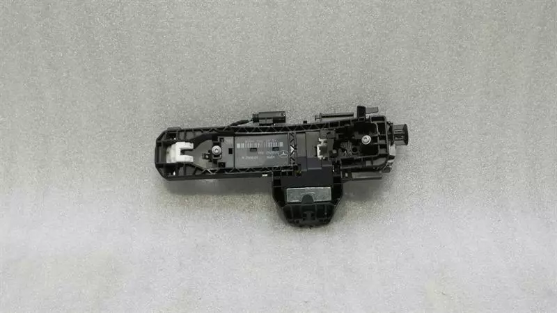 Mercedes-Benz CLS (C218) Mercedes CLS W218 door handle carrier front A2047602334 FLH door handle carrier Body type: Saloon
Fuel: Petrol