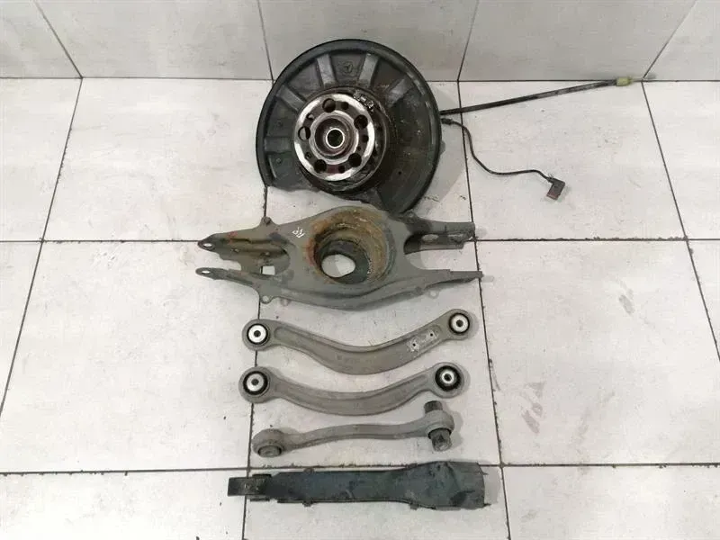 Mercedes-Benz CLS (C218) Mercedes CLS W218 right rear hub set A2123500241 wheel bearing housing rear right Body type: Saloon
Fuel: Petrol