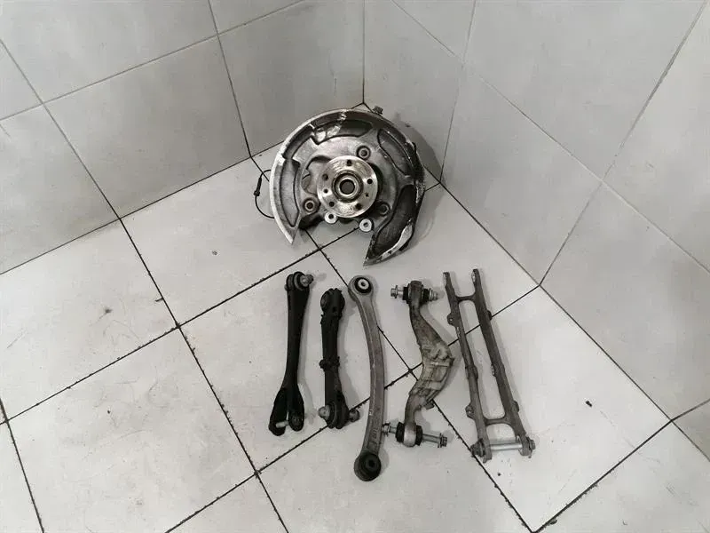 BMW 5 (G30 / G31) BMW 5 Series F90 G30 M5 Left Rear Hub 33307857065 Wheel Bearing Housing Rear Left Body type: Saloon
Fuel: Petrol