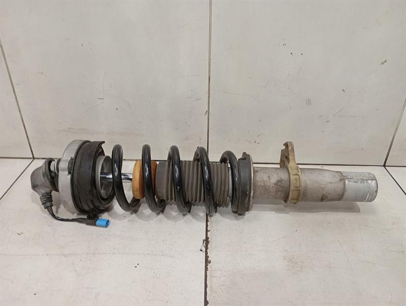 BMW 5 (G30 / G31) BMW 5 Series F90 G30 M5 Shock Absorber Front 8074114 RIGHT Front Shock Absorber Body type: Saloon
Fuel: Petrol