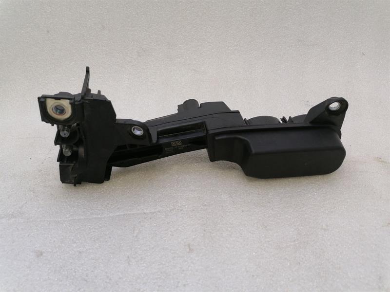 BMW 5 (G30 / G31) BMW 5 Series F90 G30 M5 Front Fuse Box 9339824 Front Fuse Box Body type: Saloon
Fuel: Petrol
