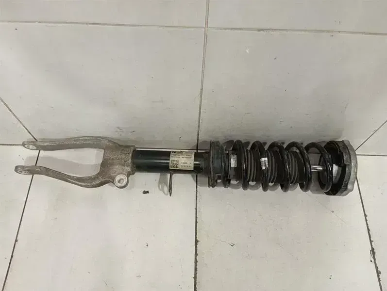 BMW 5 (G30 / G31) BMW 5 Series F90 G30 M5 Shock Absorber Front 6866609 G30 530I Front Shock Absorber Body type: Saloon
Fuel: Petrol