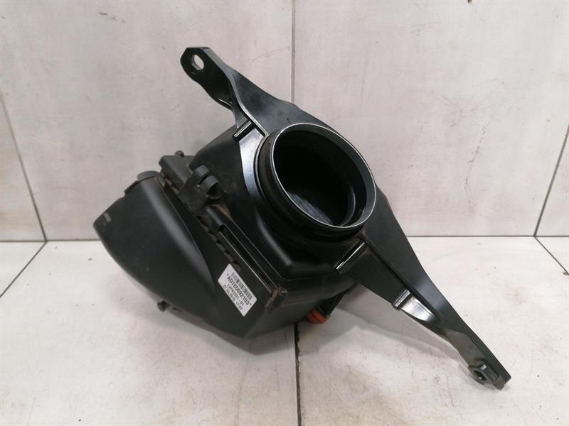 BMW 5 (G30 / G31) BMW 5 Series F90 G30 M5 Air Filter Box 78569103 Air Filter Box Body type: Saloon
Fuel: Petrol