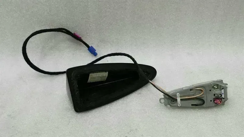 BMW 7 (E65 / E66 / E67 / E68) BMW 7 series E65 Roof Aerial / Antenna 6953210 Antenna Roof Body type: Saloon
Fuel: Petrol