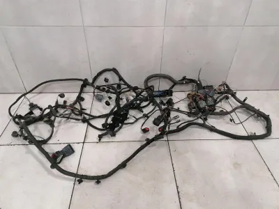ASTON MARTIN VANTAGE V8 Instalacja elektryczna 6g33-14290-ae KOMORA SILNIKA Z USZKODZENIAMI
