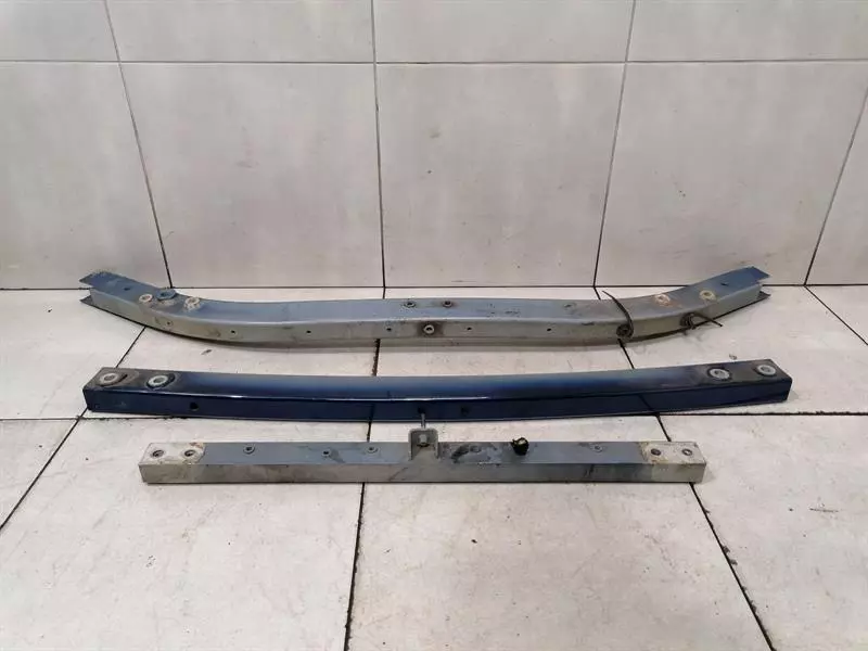 Maserati GranTurismo MASERATI GRANTURISMO M145 front bumper beam 67275300 lock carrier front mask Body type: Coupe
Fuel: Petrol