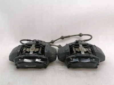 MASERATI GRANTURISMO M145 Jeu d&#39;étriers de frein avant 82337000 étrier avant