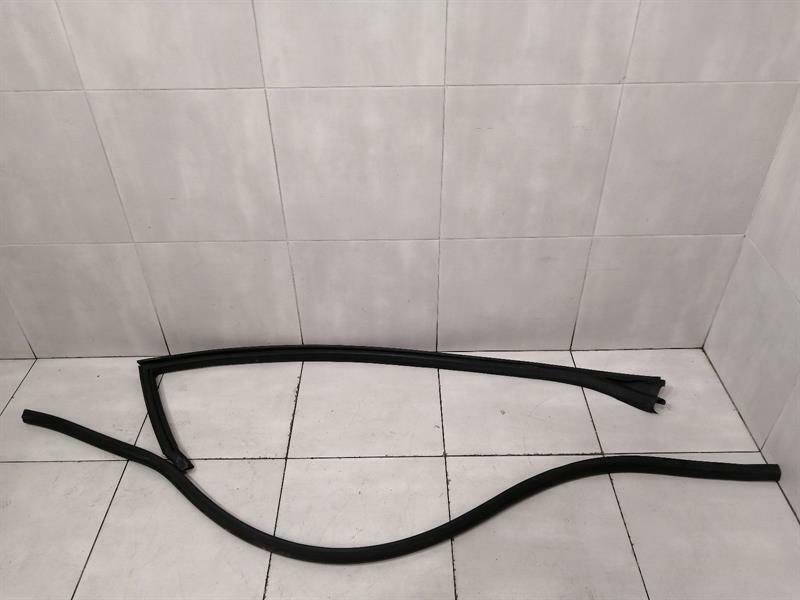 Maserati GranTurismo 2023-... Maserati Granturismo M145 right door seal set 80089100 right door seals set