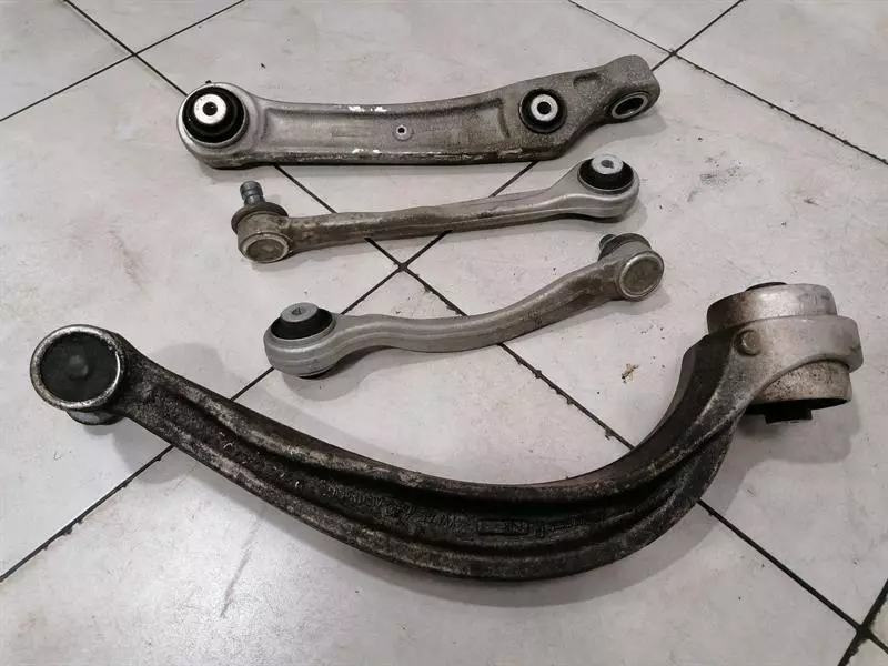 Bentley Bentayga BENTLEY BENTAYGA 36A MK2 Right Front Wishbone 4M0407156E Front Right Side Handlebar Body type: SUV
Fuel: Petrol