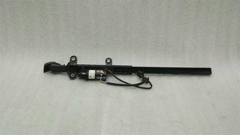 BMW 3 (E90 / E91 / E92 / E93) BMW 3 Series E92 Left Belt Tensioner 9165379 Left Belt Sender
