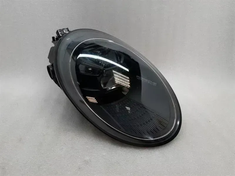 Porsche 911 (992) Porsche 911 992 right headlight 9P5941082C defects headlight headlight right Body type: Coupe
Fuel: Petrol