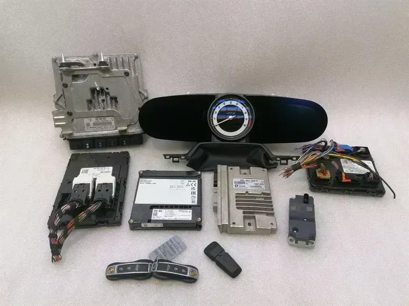 Porsche 911 (992) Porsche 911 992 GT3 Engine ECU SET 992906033 Engine Control Unit SET Body type: Coupe
Fuel: Petrol
