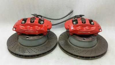 Porsche 911 GTS aizmugurējo bremžu KOMPLEKTS 991352403 AIZMUGURĒJO BREMŽU KOMPLEKTS