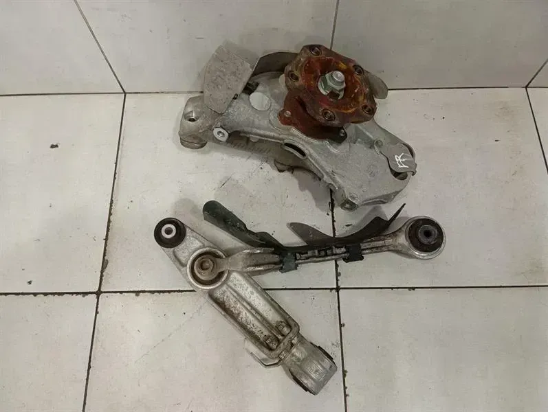 Porsche Boxster (981) Right Front Hub Porsche Boxster Spyder 718 Right Front Hub 9913...