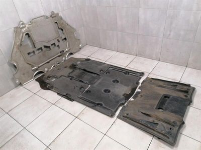 Porsche Cayman 718 GT4 apakšā 982825205A ar defektiem apakšas apdare