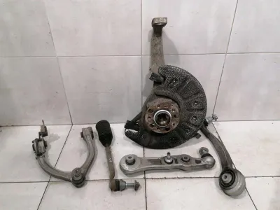 Mercedes C63 AMG RWD W205 Piasta przednia prawa A2053325400 Obudowa łożyska koła przód RE