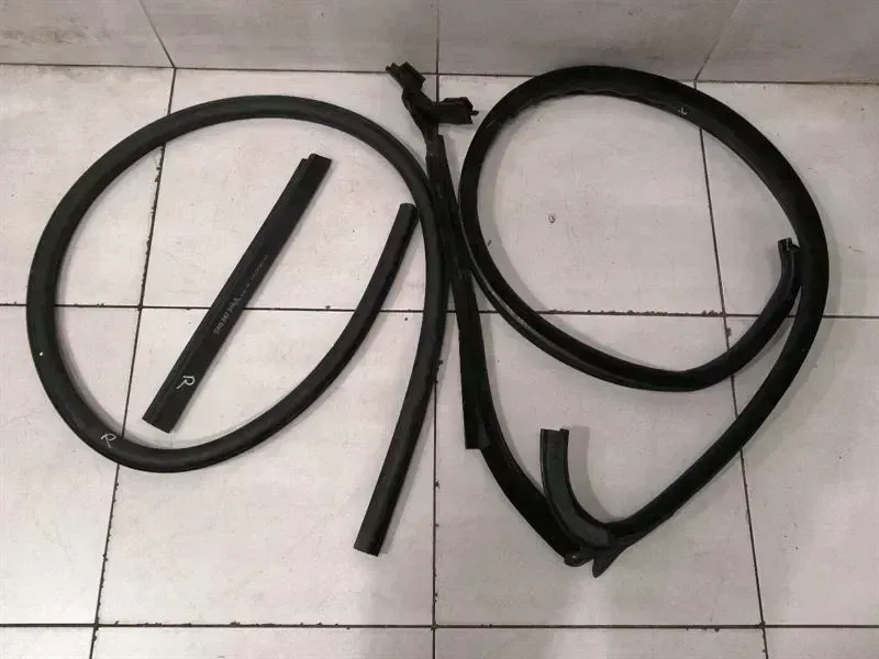 Bentley Continental GT Bentley Continental GT V8S Right Door Seal 3W8867363A Right Door Seals