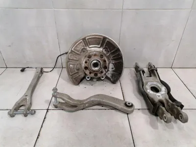 Mercedes E63 AMG W213 kreisā aizmugures rumba A2133505507 riteņa rumbas gultņa korpuss aizmugurē pa kreisi