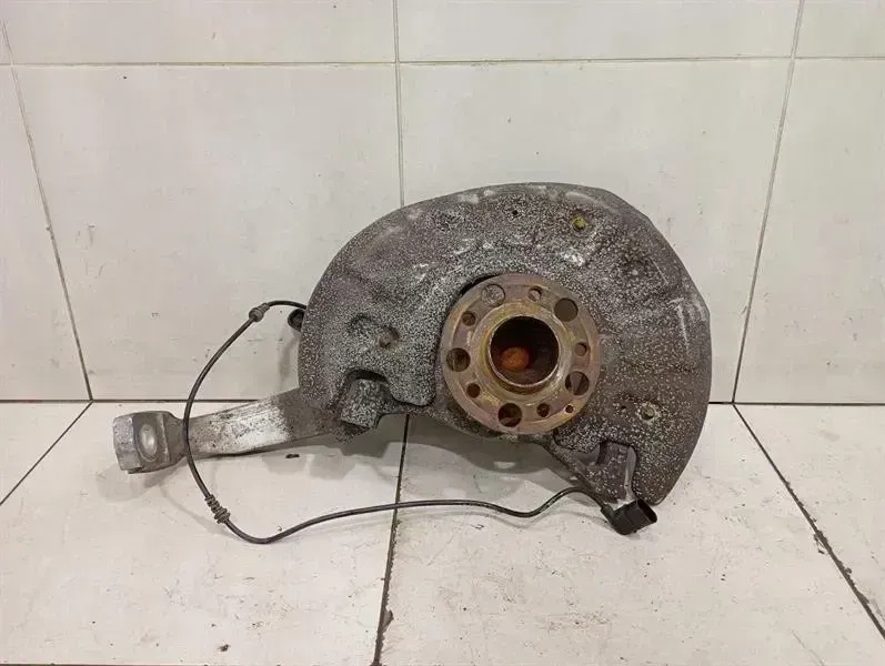 Mercedes-Benz A (W176) Mercedes C63 AMG W205 Right Front Hub A2053325200 Wheel Bearing Housing Front Re M177