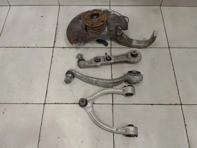 Mercedes C63 AMG W205 Radnabe vorne links A2053325100 Radlagergehäuse vorne links