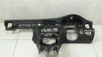 Mercedes W205 RHD табло A2056805500 дясно кормило C63 AMG Edition 1 кожа