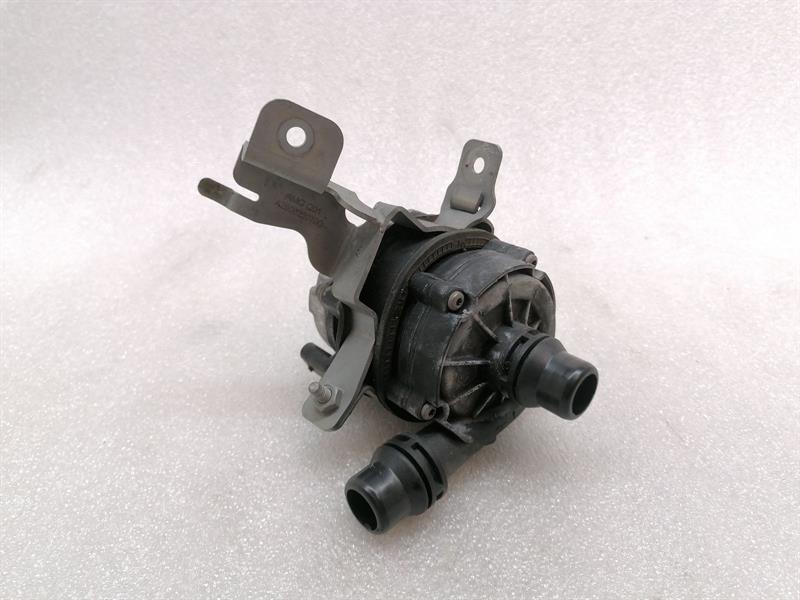 Mercedes-Benz G (W463) Mercedes GT63S AMG Additional Cooling Pump A0005002686 Coolant Pump Pump Body type: Hatchback
Fuel: Petrol