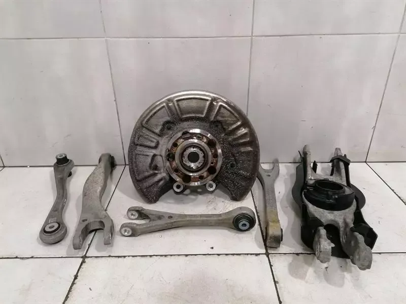Mercedes C Class W205 Left Rear Hub A2053501514 Wheel Bearing Housing Rear Left