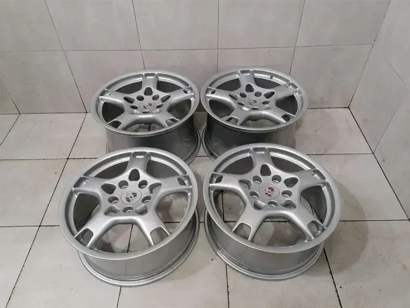 Porsche 911 (996) Porsche 911 997 Alloy Wheel 99736215600 Alloy Wheel C4 BBS CARRERA S Body type: Convertible
Fuel: Petrol