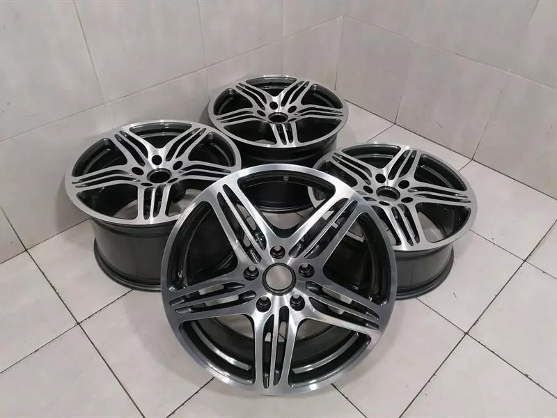 Porsche 911 (997) 19 Porsche 911 997 Alloy Wheel 997 Alloy Rim NOT ORIGINAL 4S 11J 10.5J Body type: Convertible
Fuel: Petrol