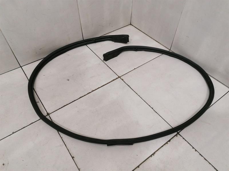 Porsche 911 (997) Porsche 911 997 convertible soft top seal 99751421100 cover box gasket Body type: Convertible
Fuel: Petrol