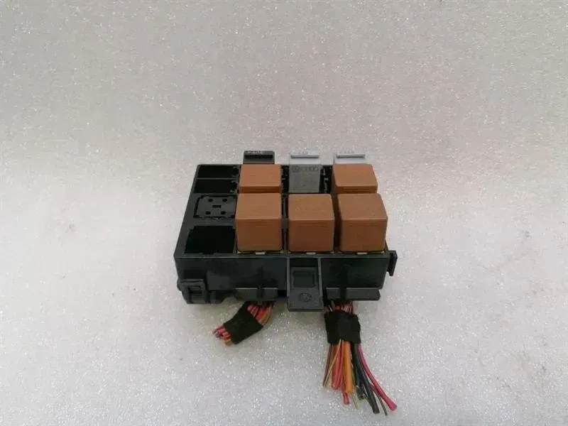 Porsche 911 (997) Porsche 911 997 Fuse Box 99761011000 Fuse Box Body type: Convertible
Fuel: Petrol