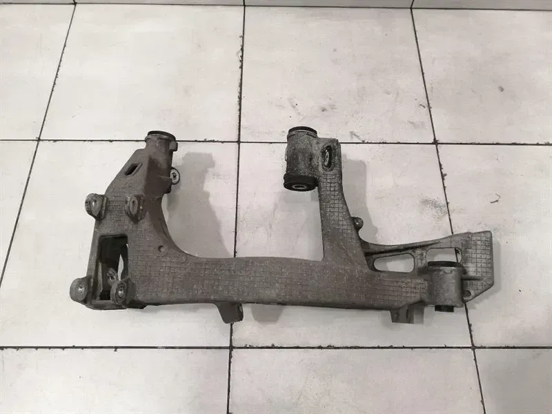 Porsche 911 (997) Porsche 911 997 left subframe rear 99733115104 axle frame rear axle left Body type: Convertible
Fuel: Petrol