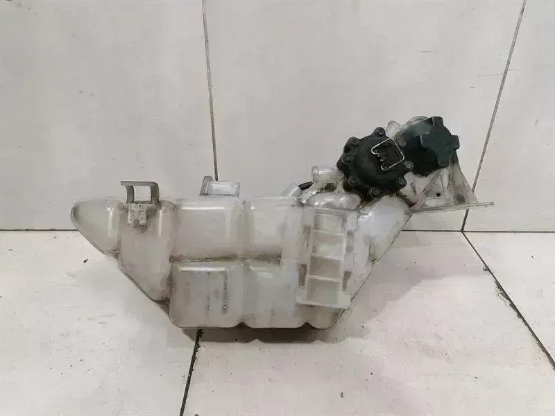 Porsche 911 (996) Porsche 911 997 expansion tank 99610605704 expansion tank cooling water Body type: Coupe
Fuel: Petrol