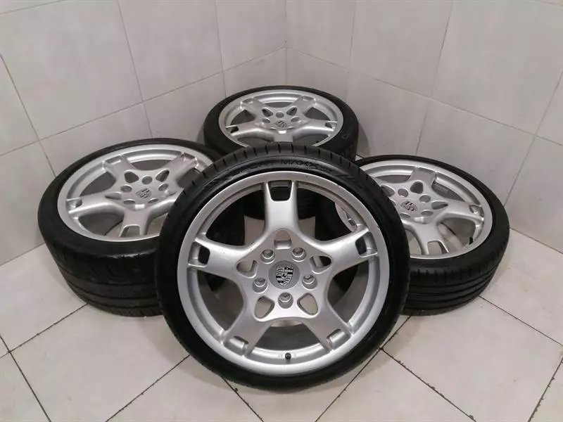 Porsche 911 (996) Porsche 911 997 C2 Alloy Wheel Set 99736215600 Alloy Wheel 19 Carrera S BBS 8J 11J Body type: Coupe
Fuel: Petrol