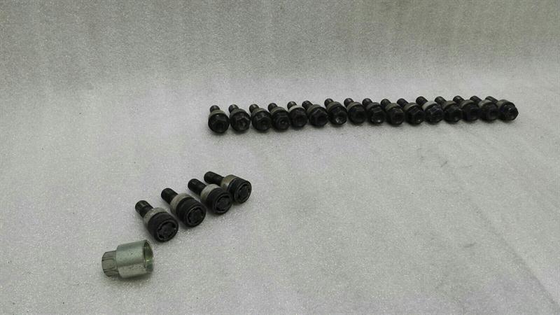 Porsche 911 (991) Porsche 911 991 Wheel Lock Bolts Set Wheel Bolts Lock Set KIT Body type: Coupe
Fuel: Petrol