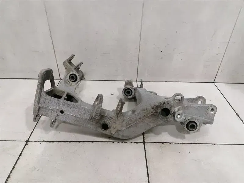Porsche 911 (991) Porsche 911 997 Right Subframe Rear 99733105205 Axle Frame Rear Axle Right Body type: Convertible
Fuel: Petrol