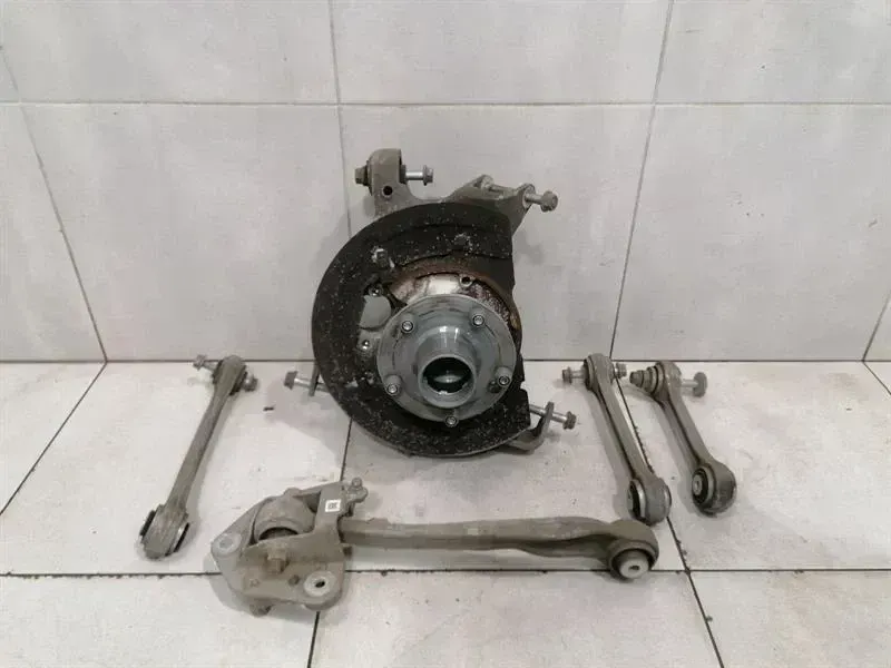 Porsche 911 (991) Porsche 911 991 Left Rear Hub 99133111104 Wheel Bearing Housing Rear Left Body type: Targa
Fuel: Petrol