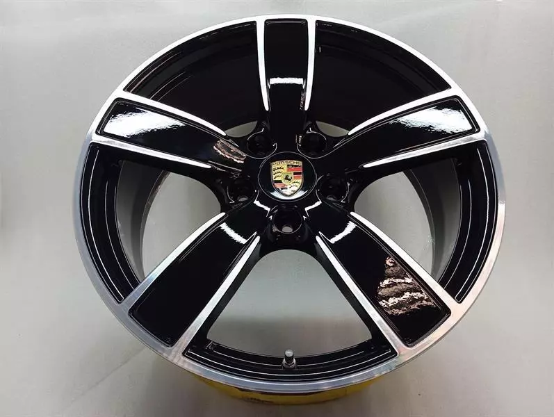Porsche 911 (991) Porsche 911 991 Alloy Wheel 99136272200 Alloy Wheel Carrera Sport t8.5JX20 ET49 Body type: Targa
Fuel: Petrol