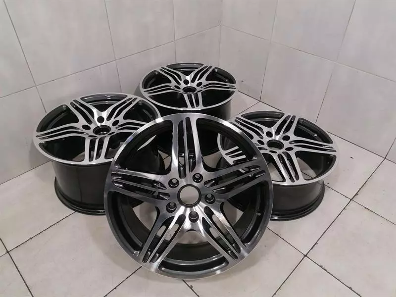 Porsche 911 (997) Porsche 911 997 Alloy Wheel 99736216202 Alloy Wheel Turbo 11J x 19 ET51 R19 19 8J Body type: Coupe
Fuel: Petrol
