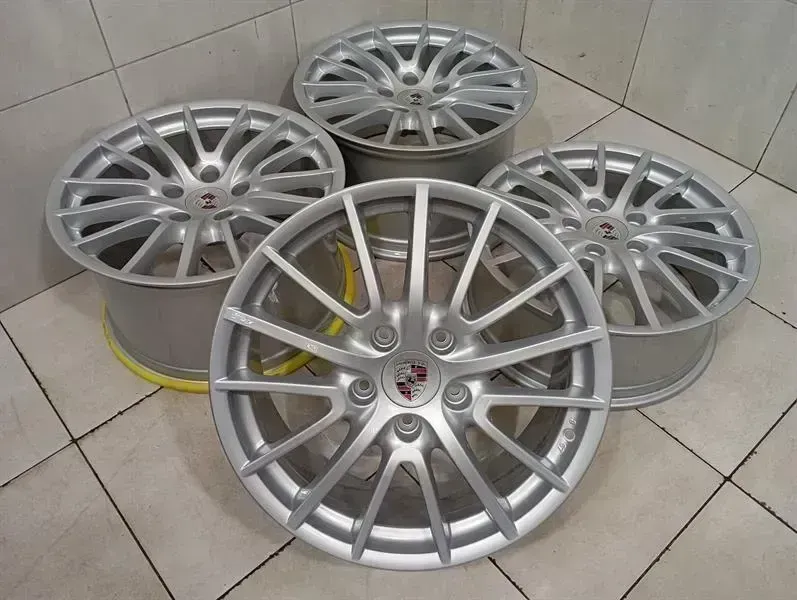 Porsche 911 (997) Porsche 911 997 Alloy Wheel Set 99736216206 Alloy Wheel Set Sport Design C4 4S Body type: Coupe
Fuel: Petrol