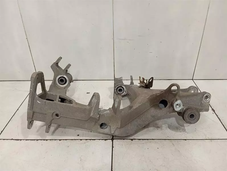 Porsche 911 (997) Porsche 911 997 Subframe Rear Right 99733105205 Axle Frame Rear Axle Right Body type: Coupe
Fuel: Petrol