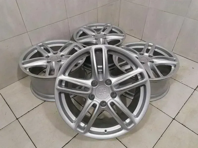 Porsche Panamera Porsche Panamera 970 Alloy Wheel 97036215804 Alloy Wheel 9JX19 ET60 SET SET Body type: Hatchback
Fuel: Petrol
