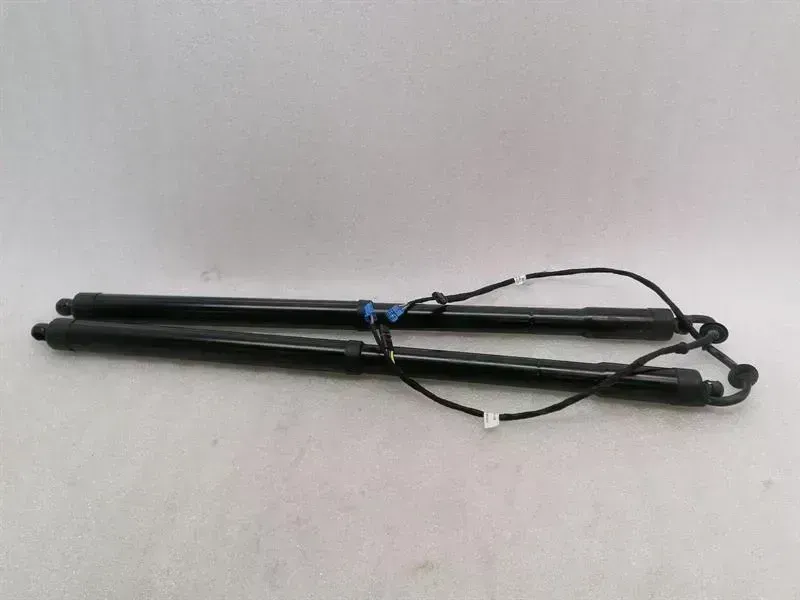 Porsche Panamera Porsche Panamera 970 boat lid strut 97051257304 gas pressure damper tailgate Body type: Hatchback
Fuel: Petrol