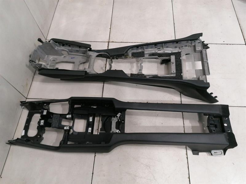 Porsche Panamera Porsche Panamera 970 Leather Console Set 97055331101 Center Console Set Body type: Hatchback
Fuel: Petrol