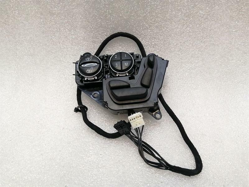 Mercedes-Benz A (W168) Mercedes SL R230 right seat memory switch A2308211051 right seat switch Body type: Convertible
Fuel: Petrol