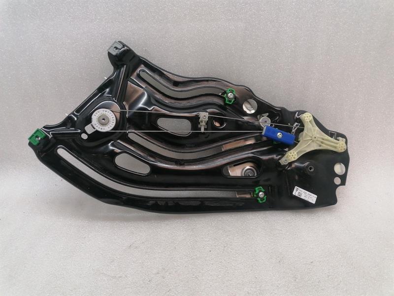Porsche 911 (992) Porsche 911 992 Convertible Left Rear Door Winder 992839399C Window Regulator Rear Left Body type: Convertible
Fuel: Petrol