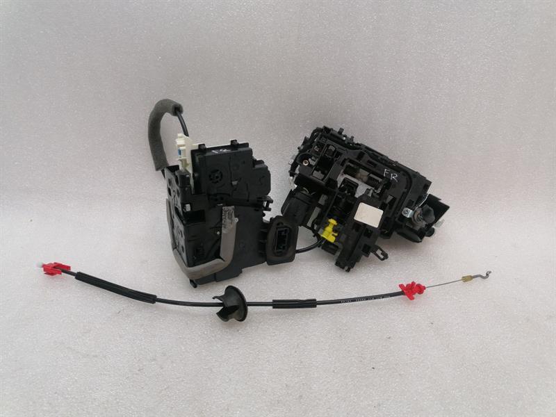 Porsche 911 (992) Porsche 911 992 front right door lock 992800375E door lock front right Body type: Convertible
Fuel: Petrol