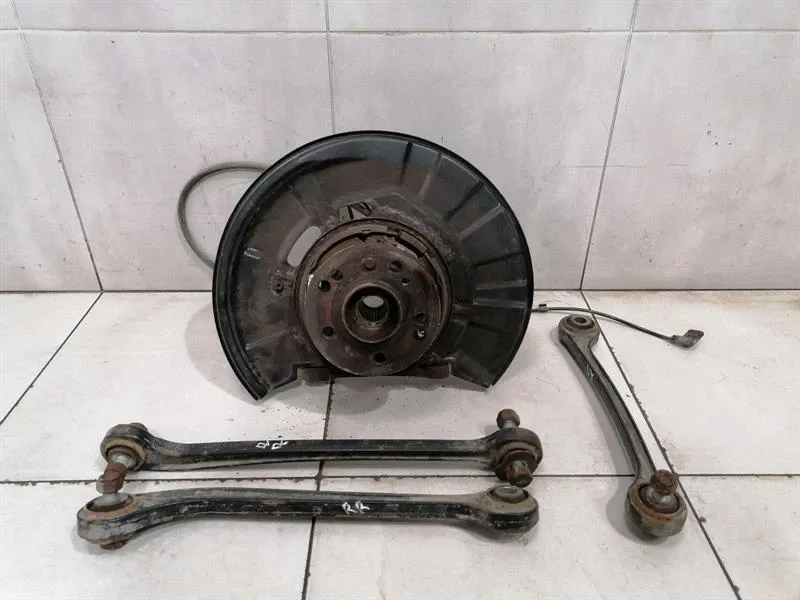 Maybach 57 W240 Right Rear Hub A2403501008 Wheel Bearing Housing Rear Right